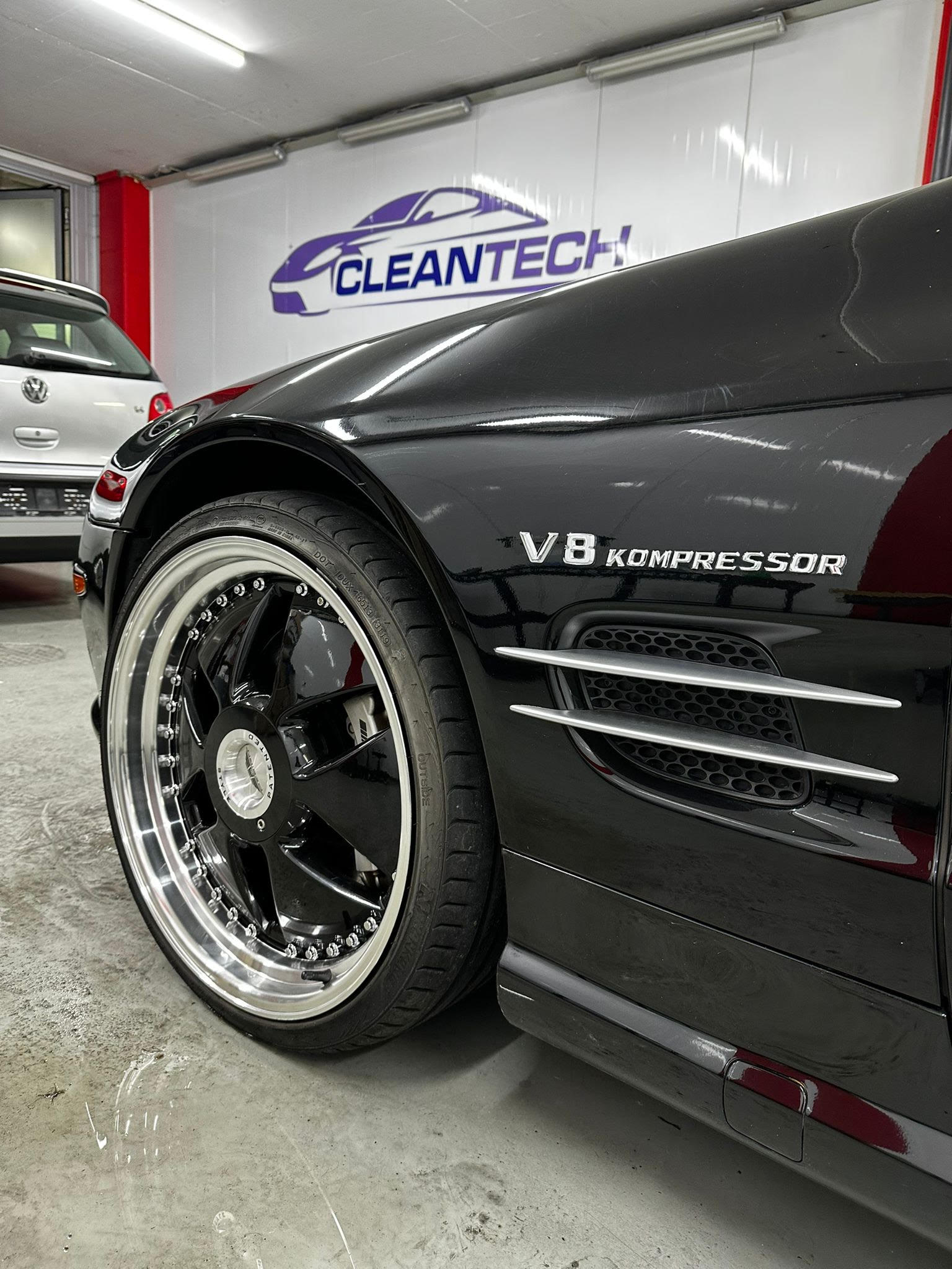 Moderne Werkstatt von Cleantech Autoaufbereitung St. Gallen